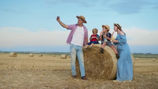 Weekend Rodzinny Urocza Para Małżeńska Chłopcami Rozmawia Przez Telefon Komórkowy — Wideo stockowe