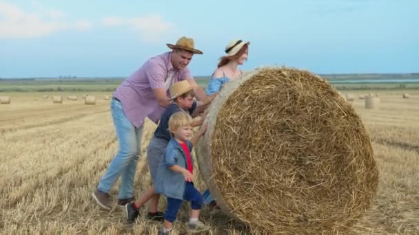 Vacanze Rurali Genitori Felici Loro Figli Gioiosi Divertono Rotolare Balla — Video Stock