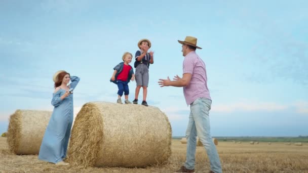 Familj Helger Glada Barn Gärna Tillbringa Tid Med Föräldrar Fältet — Stockvideo