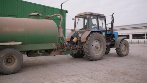 Ferme Laitière Tracteur Avec Remorque Cylindrique Pour Transport Lait Ferme — Video