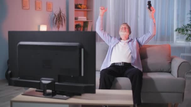 Очаровательный Пожилой Человек Использует Современные Технологии Играет Видеоигры Телевизоре Помощью — стоковое видео