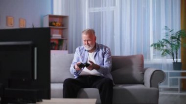 Emekliler seviniyor ve ellerini kaldırıyor, bir konsol ve TV izleyicisi üzerinde video oyunları oynuyor, akşamları evde dinleniyorlar.