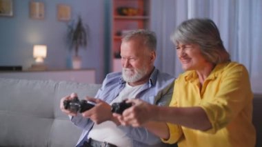 Kaygısız bir hayat yaşayan yaşlılar, akşam eğlenceleri sırasında evlerinde otururken TV 'de oyun ve video oyunlarına bağımlı olurlar.