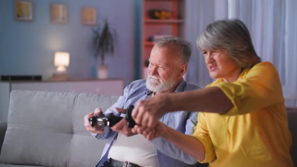 노부부 집에서 여가를 보내는 소파에 비디오 게임에 중독되어 — 비디오