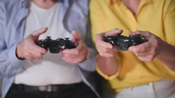 나이많은 아내는 조이스틱을 콘솔에서 비디오 게임을 즐거움을 합니다 — 비디오