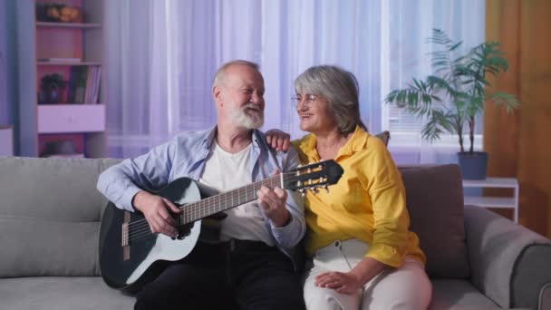 Pasatiempo Favorito Encantador Anciano Con Vieja Esposa Gafas Tocar Guitarra — Vídeos de Stock