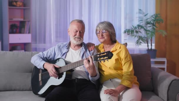 Pasatiempo Musical Pareja Ancianos Tocar Guitarra Cantar Amar Mujer Madura — Vídeo de stock
