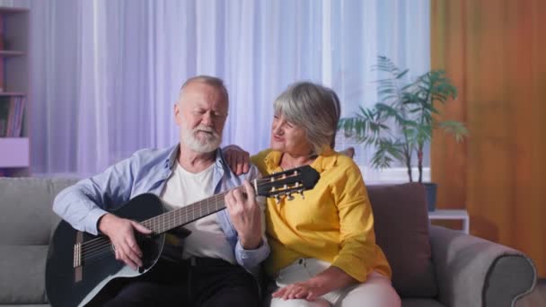 Entzückender Alter Mann Der Gitarre Spielt Und Attraktive Ältere Frau — Stockvideo