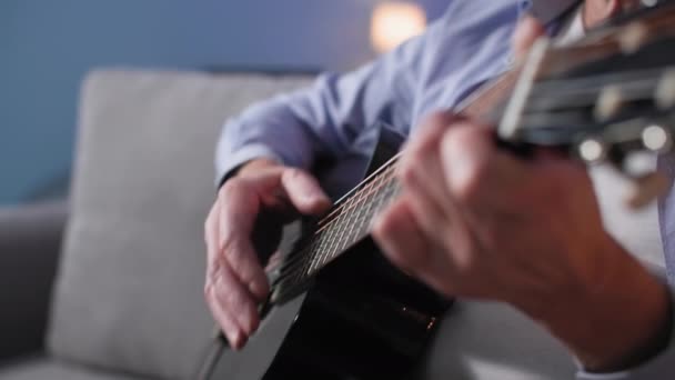 Hobby Starzec Grający Gitarze Akustycznej Siedzący Kanapie Pomieszczeniu Zbliżenie — Wideo stockowe