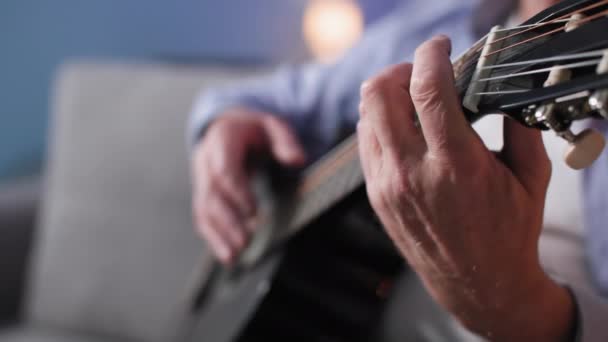 Ηλικιωμένος Άνδρας Συνταξιούχος Απολαμβάνει Παίζει Ένα Μουσικό Όργανο Κόβει Χορδές — Αρχείο Βίντεο