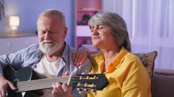 Pareja Ancianos Han Mantenido Amor Relación Entre Cantar Tocar Guitarra — Vídeo de stock