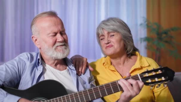 Přátelské Starší Mužské Ženské Páry Zpívají Hrají Spolu Užívají Společné — Stock video
