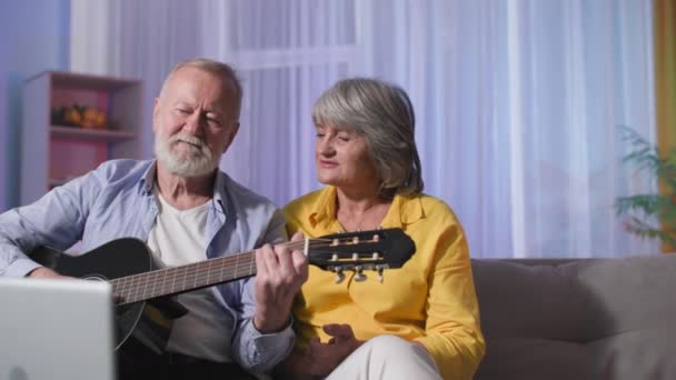 Entrenamiento Línea Los Ancianos Hombres Mujeres Están Aprendiendo Tocar Guitarra — Vídeo de stock