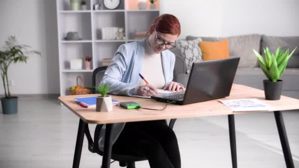 Online Tanulás Bájos Szemüvegben Jegyzetel Notebook Gépelés Laptopon Miközben Otthon — Stock videók