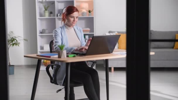 Okouzlující Žena Pracující Počítače Dělat Poznámky Zápisníku Zatímco Sedí Stolu — Stock video