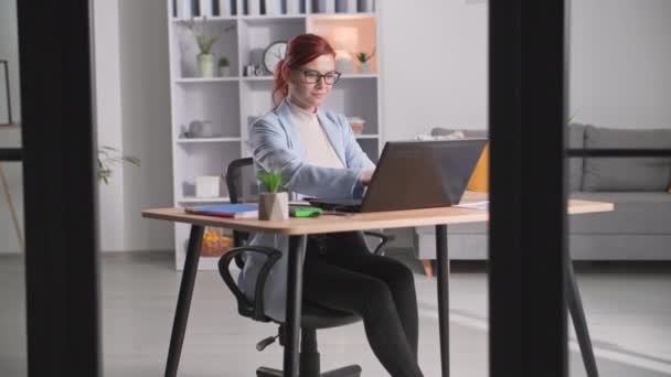 Mladá Žena Volné Noze Pracuje Počítače Zapisuje Data Notebooku Perem — Stock video