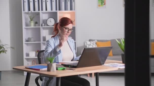 Okouzlující Mladá Žena Brýlích Pracuje Vzdáleně Doma Dělat Poznámky Notebooku — Stock video