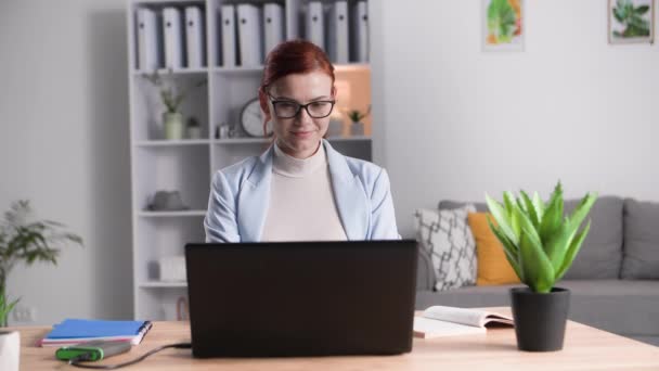 Pekerjaan Terpencil Potret Wanita Muda Bekerja Komputer Dan Memeriksa Surat — Stok Video