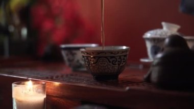 Sıcak içecek, genç kadın çay seremonisi yapar ve çay aksesuarlarıyla kaselere geleneksel puero doldurur.