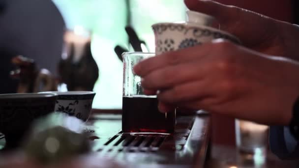 Çay Aksesuarları Adaletin Kadın Efendisi Sıcak Çayı Kaseye Doldurur Yakın — Stok video