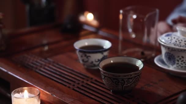 Geleneksel Çin Çay Seremonisi Için Tahtada Duran Sıcak Çay Standı — Stok video