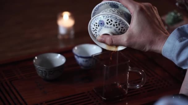 Kadın Eli Kimonolu Geleneksel Bir Çay Seremonisi Düzenler Tekneye Yakın — Stok video