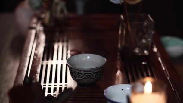 มชา อาจารย ชงชา และเทเคร องด อนลงในชาม ขณะท ใกล — วีดีโอสต็อก