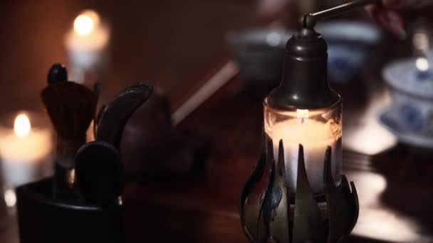 Frau Löscht Kerzen Kerzenständern Nachdem Sie Tee Getrunken Hat Hintergrund — Stockvideo
