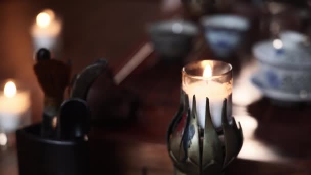 Weibliche Hand Löscht Kerze Kerzenständer Hintergrund Von Tee Accessoires Nahaufnahme — Stockvideo