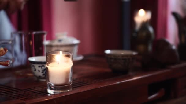 Женщины Кимано Гасят Свечи После Традиционной Чайной Церемонии Сидя Столом — стоковое видео