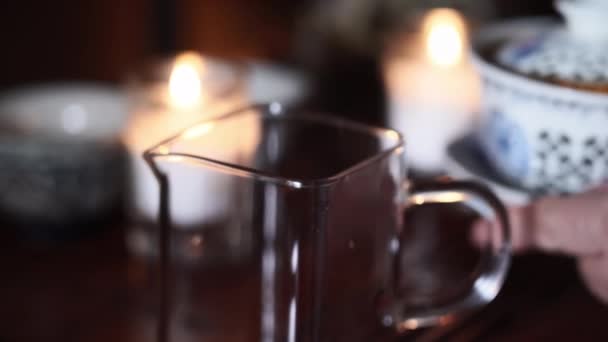 Sıcak Içecekler Bir Kadın Çay Seremonisi Için Şeffaf Bir Cam — Stok video