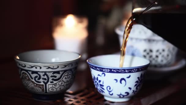 Çin Çay Seremonisi Sırasında Kadınlar Sıcak Çayı Kaselere Doldurur — Stok video