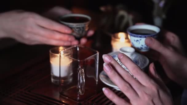 Femeie Vizitator Deține Castron Băutură Fierbinte Mâini Interacționează Maestrul Ceaiului — Videoclip de stoc