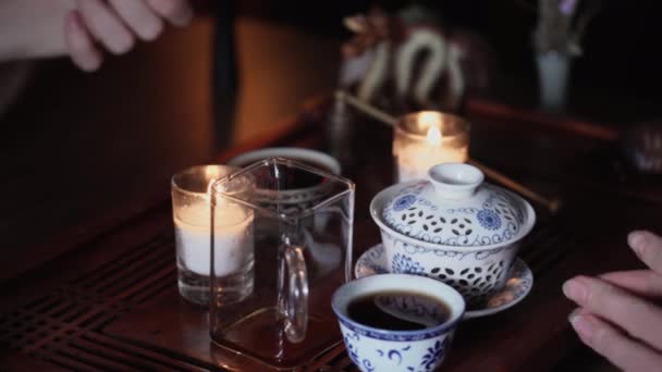 Kadınlar Çay Seremonisi Sırasında Masaya Otururken Konuşurlar Kapat — Stok video