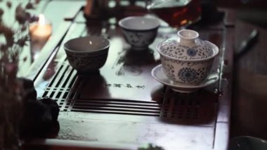 Kimano giyen kadın çay ustası çay seremonisi sırasında sıcak pu-erh döker, yakın plan.