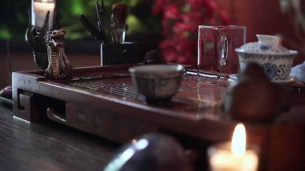Çay Tepsisinde Geleneksel Çay Seremonisi Kaseler Biblolar Yakın Plan — Stok video