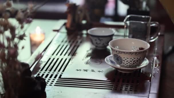 Kadın Usta Çay Seremonisi Için Puero Yapraklı Sıcak Suyu Kaseye — Stok video