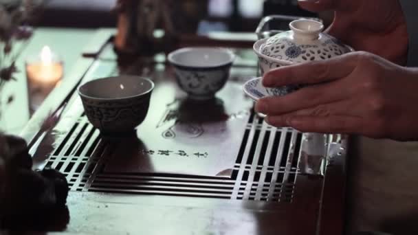 Kadın Eli Kapaklı Bir Kase Alır Çay Seremonisi Sırasında Güzel — Stok video