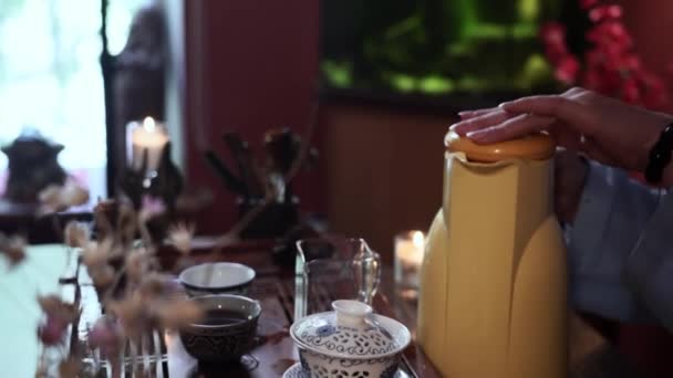 Teemeisterin Sitzt Tisch Und Nimmt Schale Teezeremonie Durchzuführen Nahaufnahme — Stockvideo