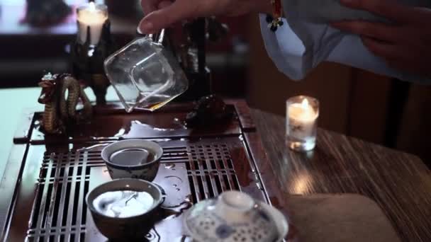 Kimonolu Kadın Kapalı Alanda Çay Seremonisi Sırasında Kaseden Bir Kâseye — Stok video