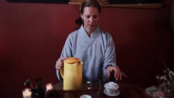 Geleneksel Çay Seremonisi Sırasında Kimonolu Hoş Bir Kadın Masada Oturmuş — Stok video