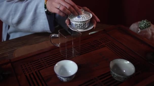 Çay Seremonisi Kimonolu Kadın Usta Erh Hazırlar Sıcak Dökerken Kapalı — Stok video
