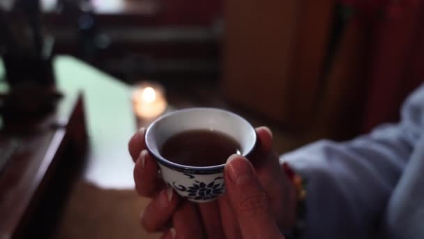 Kokulu Tonik Çayı Hazırlamak Kimonolu Bir Kadın Geleneksel Çay Seremonisi — Stok video