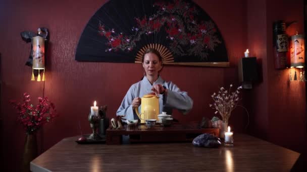 Erh Tee Brauend Gießt Erwachsene Frau Während Der Teezeremonie Heißes — Stockvideo