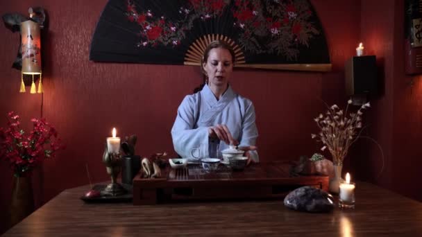 Niedliche Teemeisterin Beginnt Traditionelle Teezeremonie Während Sie Drinnen Tisch Sitzt — Stockvideo