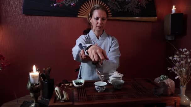 Kimonolu Güzel Bir Kadın Çay Seremonisi Yapar Kapalı Bir Masada — Stok video