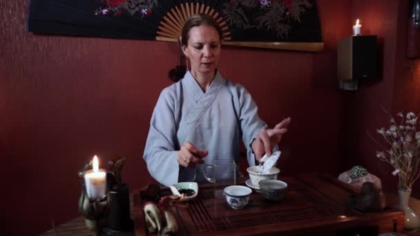 Porenmeisterin Kimono Führt Traditionelle Teezeremonie Durch Und Gießt Kochendes Wasser — Stockvideo