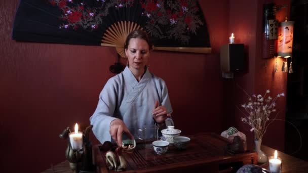 Κινέζικο Τσάι Ζυθοποιίας Γοητευτική Γυναίκα Kimano Χύνει Erh Μπολ Για — Αρχείο Βίντεο