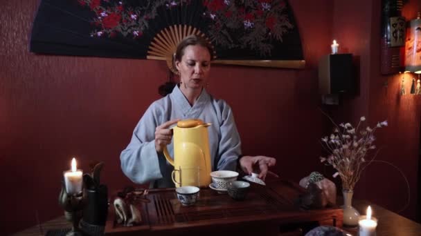 Frau Kimono Führt Eine Authentische Teezeremonie Durch Meisterin Gießt Heißes — Stockvideo