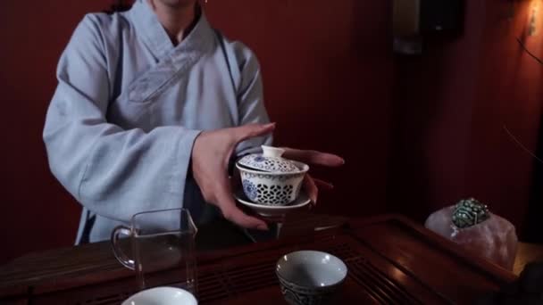 Klassische Teezeremonie Weibliche Meisterin Kimano Gießt Heißes Wasser Schüssel Mit — Stockvideo